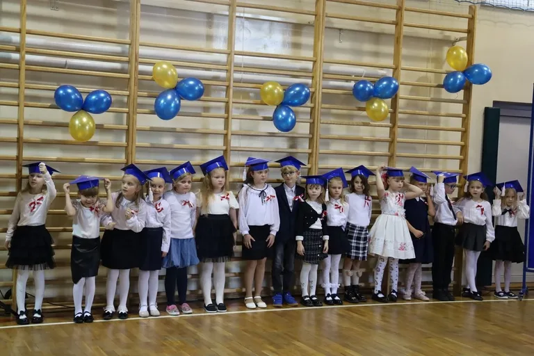Były łzy wzruszenia i głośne brawa. Pierwszoklasiści z "Dwójki" oficjalnie zostali uczniami (zdjęcia)