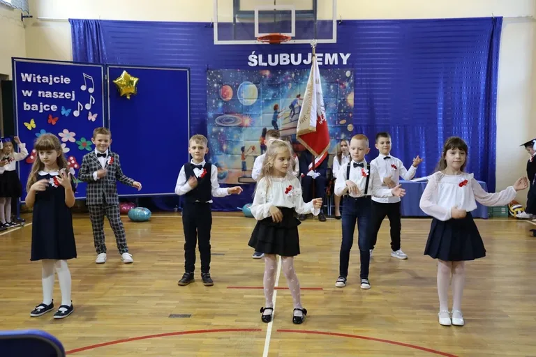 Były łzy wzruszenia i głośne brawa. Pierwszoklasiści z "Dwójki" oficjalnie zostali uczniami (zdjęcia)