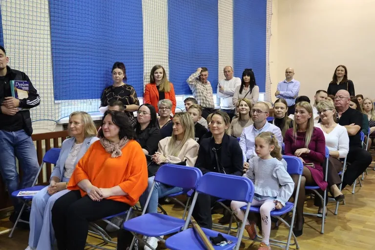 Były łzy wzruszenia i głośne brawa. Pierwszoklasiści z "Dwójki" oficjalnie zostali uczniami (zdjęcia)