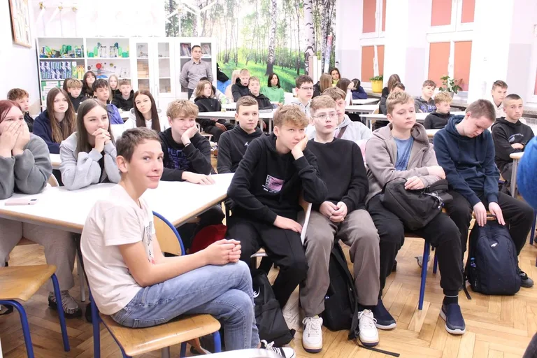 Ósmoklasiści poznali Dualną Ostrów (zdjęcia)