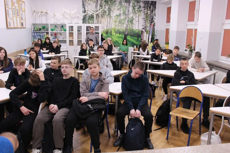 Ósmoklasiści poznali Dualną Ostrów (zdjęcia)