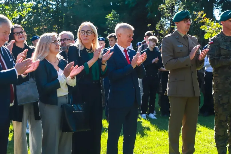 Dąb Pamięci dla kpt. Jana Rapcewicza. Wzruszająca uroczystość w Zespole Szkół nr 1 w Ostrowi Mazowieckiej (zdjęcia)
