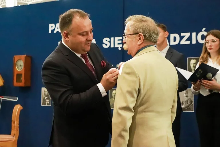 Dąb Pamięci dla kpt. Jana Rapcewicza. Wzruszająca uroczystość w Zespole Szkół nr 1 w Ostrowi Mazowieckiej (zdjęcia)