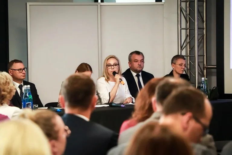 Minister Katarzyna Pełczyńska-Nałęcz w Ostrowi Mazowieckiej. Podwojenie środków na wodociągi i cyberbony dla samorządów (zdjęcia)