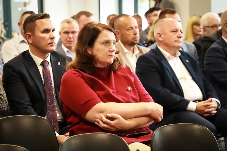 Minister Katarzyna Pełczyńska-Nałęcz w Ostrowi Mazowieckiej. Podwojenie środków na wodociągi i cyberbony dla samorządów (zdjęcia)