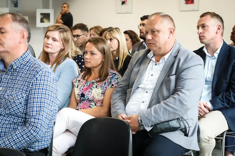 Minister Katarzyna Pełczyńska-Nałęcz w Ostrowi Mazowieckiej. Podwojenie środków na wodociągi i cyberbony dla samorządów (zdjęcia)