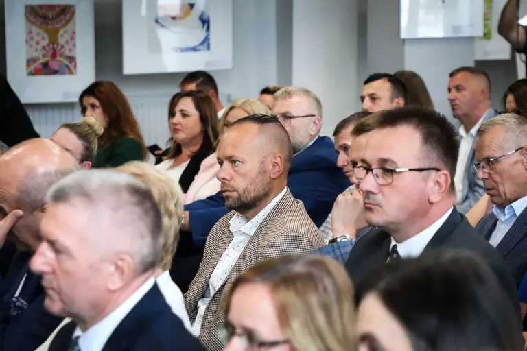Minister Katarzyna Pełczyńska-Nałęcz w Ostrowi Mazowieckiej. Podwojenie środków na wodociągi i cyberbony dla samorządów (zdjęcia)