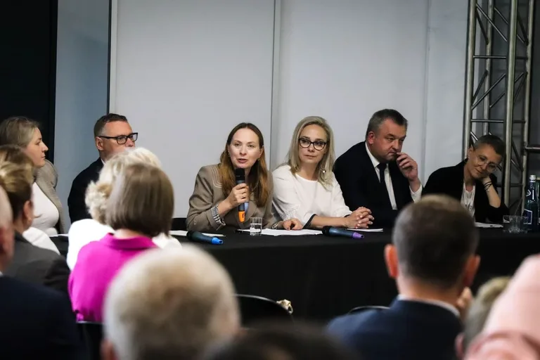 Minister Katarzyna Pełczyńska-Nałęcz w Ostrowi Mazowieckiej. Podwojenie środków na wodociągi i cyberbony dla samorządów (zdjęcia)