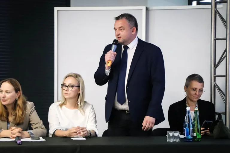 Minister Katarzyna Pełczyńska-Nałęcz w Ostrowi Mazowieckiej. Podwojenie środków na wodociągi i cyberbony dla samorządów (zdjęcia)