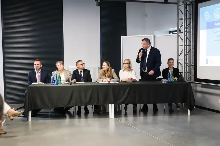 Minister Katarzyna Pełczyńska-Nałęcz w Ostrowi Mazowieckiej. Podwojenie środków na wodociągi i cyberbony dla samorządów (zdjęcia)