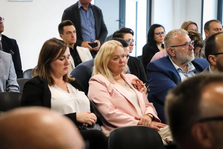 Minister Katarzyna Pełczyńska-Nałęcz w Ostrowi Mazowieckiej. Podwojenie środków na wodociągi i cyberbony dla samorządów (zdjęcia)