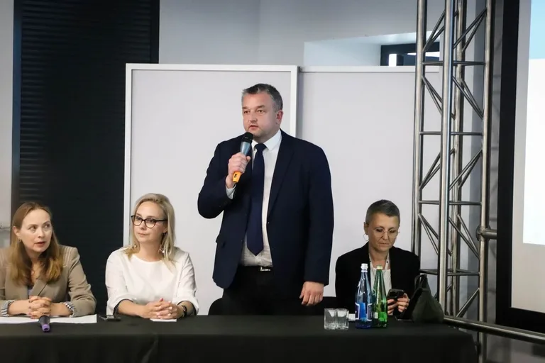 Minister Katarzyna Pełczyńska-Nałęcz w Ostrowi Mazowieckiej. Podwojenie środków na wodociągi i cyberbony dla samorządów (zdjęcia)