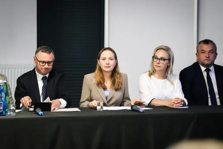Minister Katarzyna Pełczyńska-Nałęcz w Ostrowi Mazowieckiej. Podwojenie środków na wodociągi i cyberbony dla samorządów (zdjęcia)