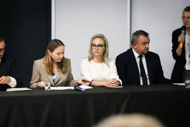 Minister Katarzyna Pełczyńska-Nałęcz w Ostrowi Mazowieckiej. Podwojenie środków na wodociągi i cyberbony dla samorządów (zdjęcia)