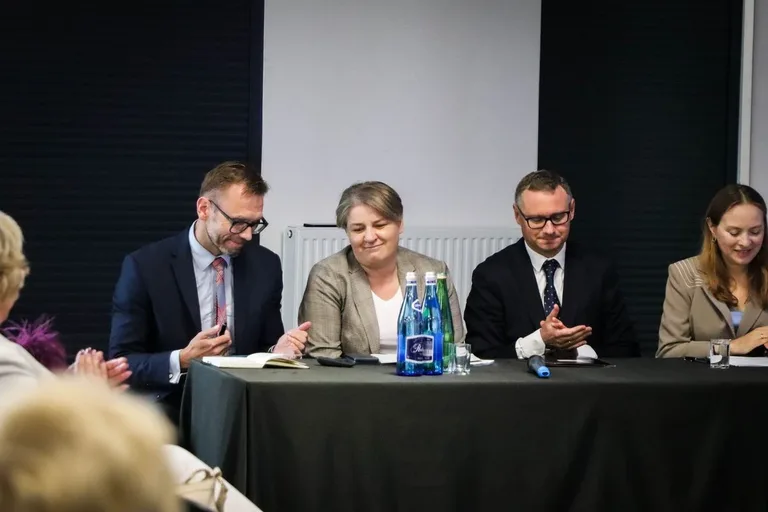 Minister Katarzyna Pełczyńska-Nałęcz w Ostrowi Mazowieckiej. Podwojenie środków na wodociągi i cyberbony dla samorządów (zdjęcia)