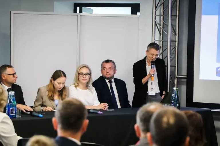 Minister Katarzyna Pełczyńska-Nałęcz w Ostrowi Mazowieckiej. Podwojenie środków na wodociągi i cyberbony dla samorządów (zdjęcia)