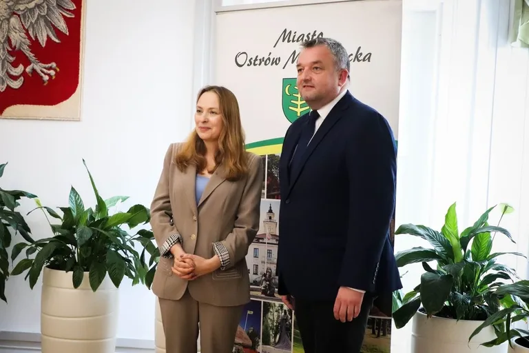 Minister Katarzyna Pełczyńska-Nałęcz w Ostrowi Mazowieckiej. Podwojenie środków na wodociągi i cyberbony dla samorządów (zdjęcia)