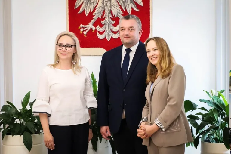 Minister Katarzyna Pełczyńska-Nałęcz w Ostrowi Mazowieckiej. Podwojenie środków na wodociągi i cyberbony dla samorządów (zdjęcia)