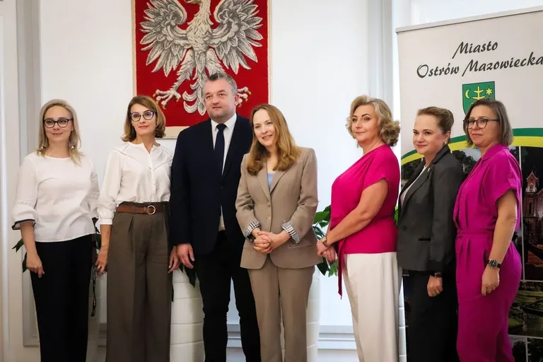 Minister Katarzyna Pełczyńska-Nałęcz w Ostrowi Mazowieckiej. Podwojenie środków na wodociągi i cyberbony dla samorządów (zdjęcia)