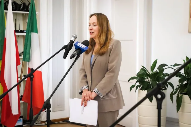 Minister Katarzyna Pełczyńska-Nałęcz w Ostrowi Mazowieckiej. Podwojenie środków na wodociągi i cyberbony dla samorządów (zdjęcia)