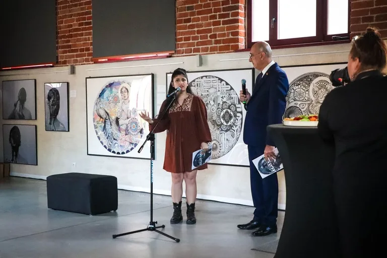 Sztuka kobiet z Kurdystanu w Ostrowi Mazowieckiej. Wernisaż wystawy "EGO SUM" (zdjęcia)
