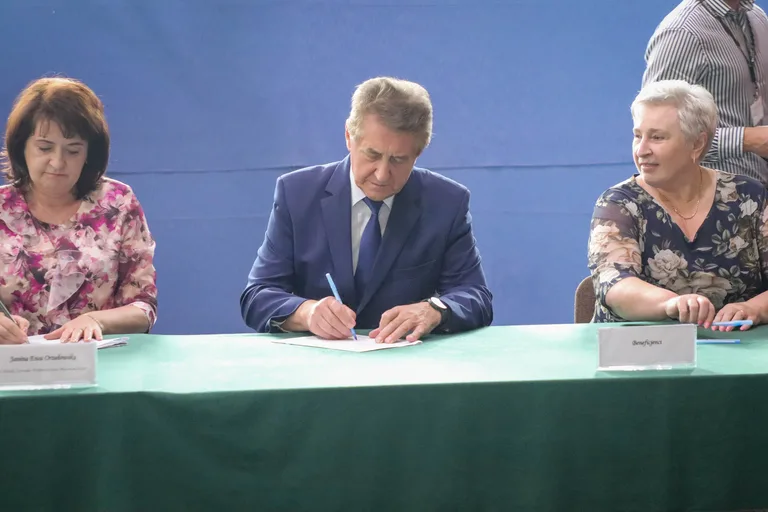 Bieżnia, tężnia i działki z dofinansowaniem. Miliony z Mazowsza dla samorządów z powiatu ostrowskiego (zdjęcia)