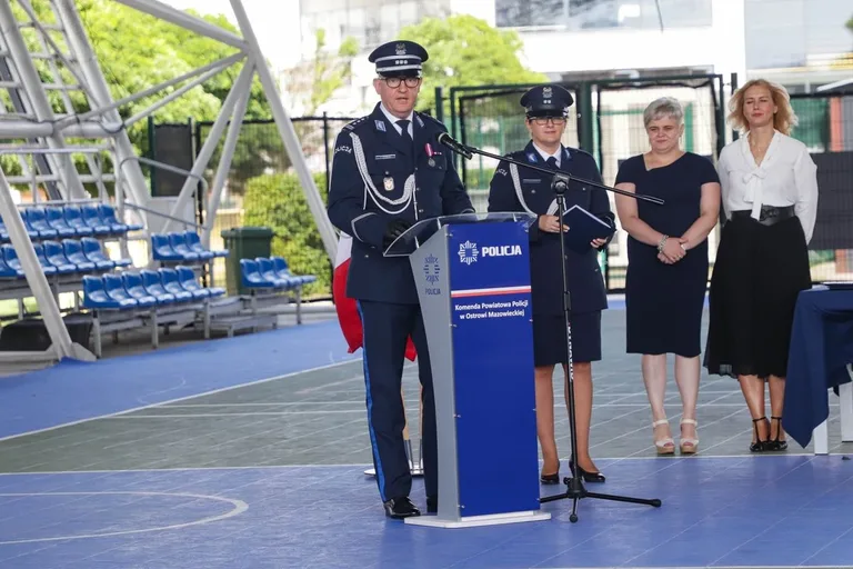 Medale, awanse i wzruszenia. Policja w Ostrowi Mazowieckiej uczciła swoje święto (zdjęcia)