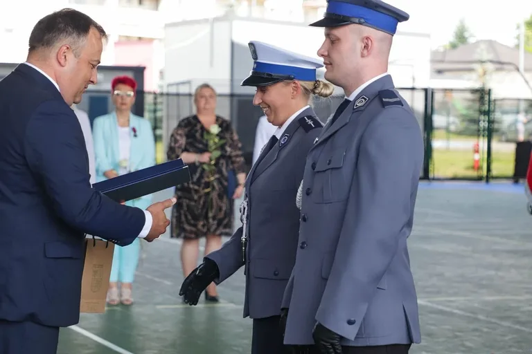 Medale, awanse i wzruszenia. Policja w Ostrowi Mazowieckiej uczciła swoje święto (zdjęcia)
