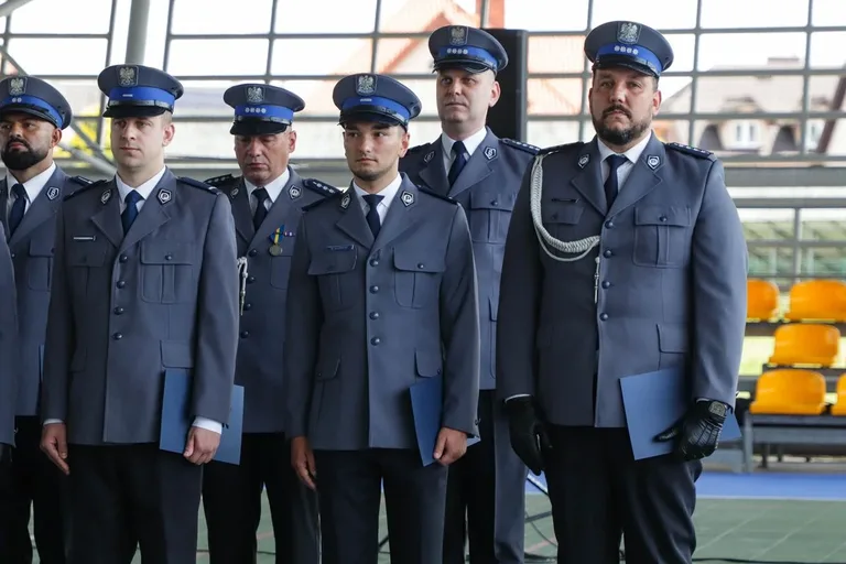 Medale, awanse i wzruszenia. Policja w Ostrowi Mazowieckiej uczciła swoje święto (zdjęcia)