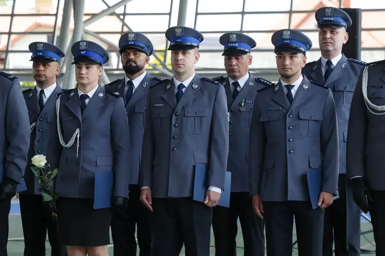 Medale, awanse i wzruszenia. Policja w Ostrowi Mazowieckiej uczciła swoje święto (zdjęcia)