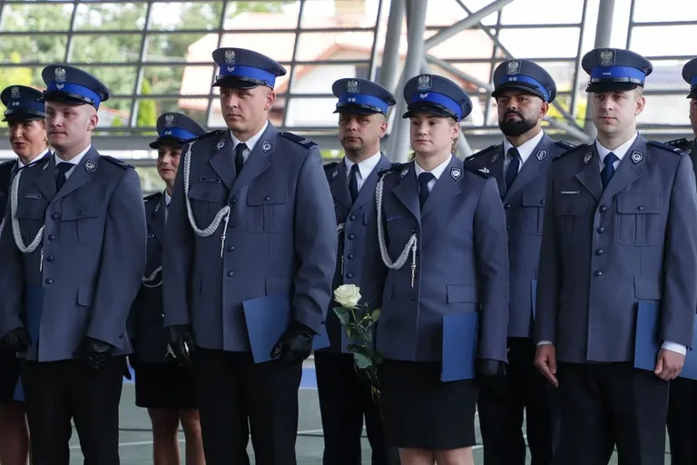 Medale, awanse i wzruszenia. Policja w Ostrowi Mazowieckiej uczciła swoje święto (zdjęcia)