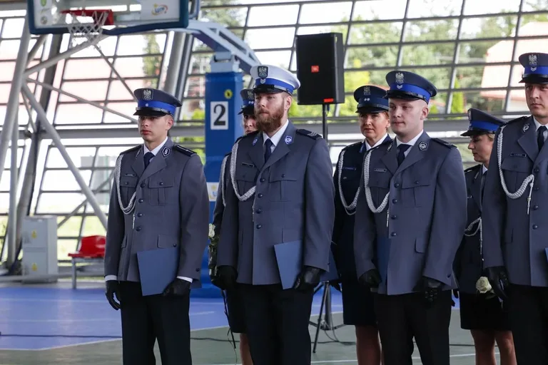 Medale, awanse i wzruszenia. Policja w Ostrowi Mazowieckiej uczciła swoje święto (zdjęcia)