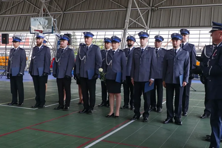 Medale, awanse i wzruszenia. Policja w Ostrowi Mazowieckiej uczciła swoje święto (zdjęcia)