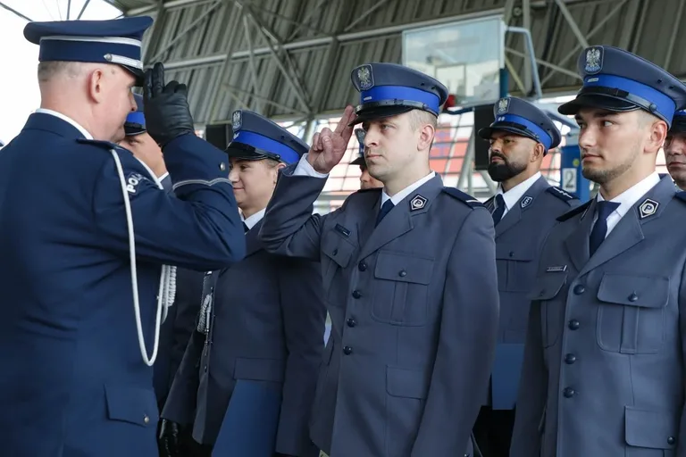 Medale, awanse i wzruszenia. Policja w Ostrowi Mazowieckiej uczciła swoje święto (zdjęcia)