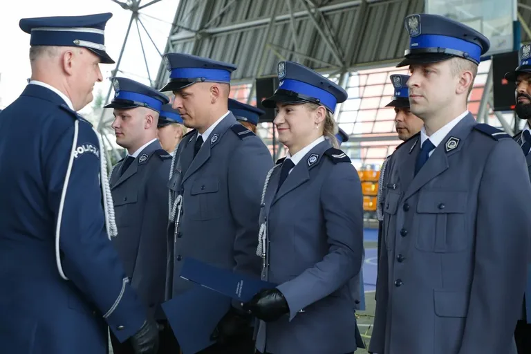 Medale, awanse i wzruszenia. Policja w Ostrowi Mazowieckiej uczciła swoje święto (zdjęcia)