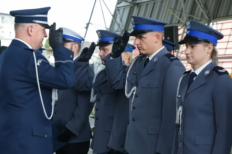 Medale, awanse i wzruszenia. Policja w Ostrowi Mazowieckiej uczciła swoje święto (zdjęcia)
