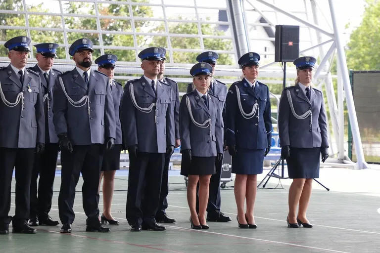 Medale, awanse i wzruszenia. Policja w Ostrowi Mazowieckiej uczciła swoje święto (zdjęcia)