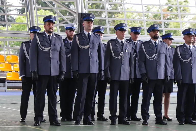 Medale, awanse i wzruszenia. Policja w Ostrowi Mazowieckiej uczciła swoje święto (zdjęcia)