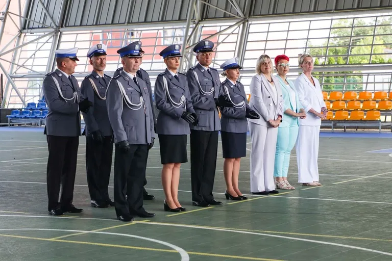 Medale, awanse i wzruszenia. Policja w Ostrowi Mazowieckiej uczciła swoje święto (zdjęcia)