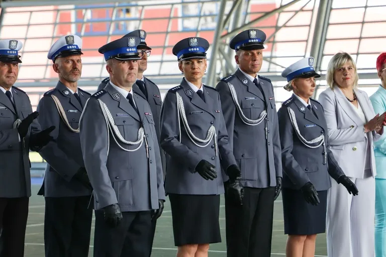 Medale, awanse i wzruszenia. Policja w Ostrowi Mazowieckiej uczciła swoje święto (zdjęcia)