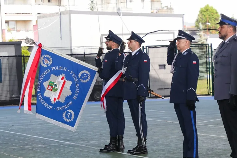 Medale, awanse i wzruszenia. Policja w Ostrowi Mazowieckiej uczciła swoje święto (zdjęcia)