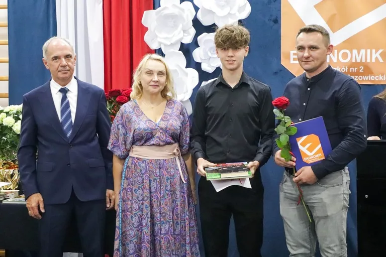 Wakacje czas start! Uroczyste zakończenie roku szkolnego w ostrowskim "Ekonomiku" (zdjęcia)
