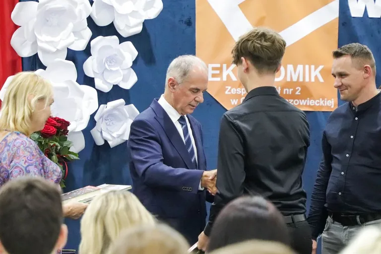 Wakacje czas start! Uroczyste zakończenie roku szkolnego w ostrowskim "Ekonomiku" (zdjęcia)