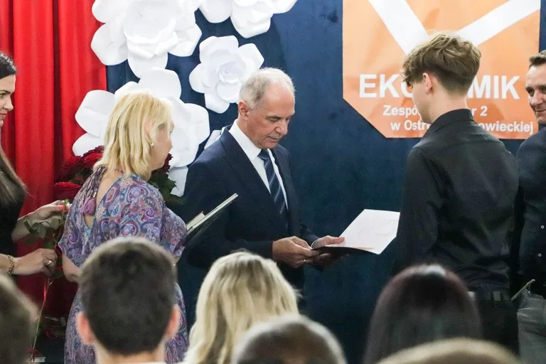 Wakacje czas start! Uroczyste zakończenie roku szkolnego w ostrowskim "Ekonomiku" (zdjęcia)