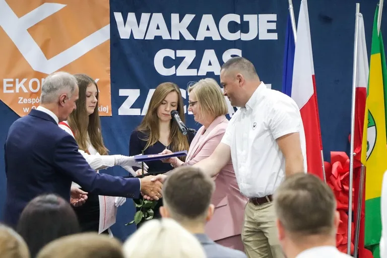 Wakacje czas start! Uroczyste zakończenie roku szkolnego w ostrowskim "Ekonomiku" (zdjęcia)
