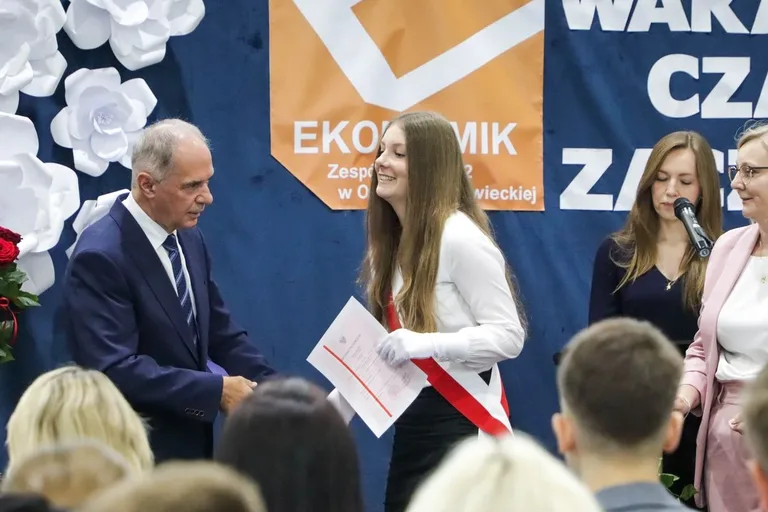 Wakacje czas start! Uroczyste zakończenie roku szkolnego w ostrowskim "Ekonomiku" (zdjęcia)