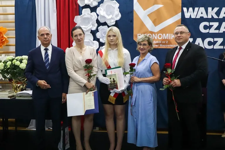 Wakacje czas start! Uroczyste zakończenie roku szkolnego w ostrowskim "Ekonomiku" (zdjęcia)