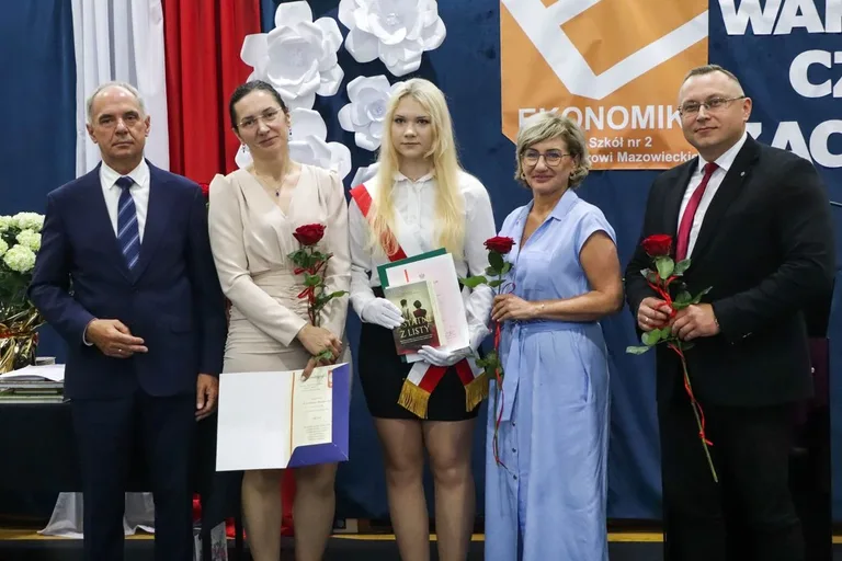 Wakacje czas start! Uroczyste zakończenie roku szkolnego w ostrowskim "Ekonomiku" (zdjęcia)