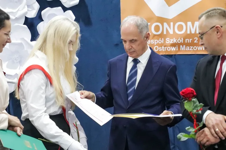 Wakacje czas start! Uroczyste zakończenie roku szkolnego w ostrowskim "Ekonomiku" (zdjęcia)