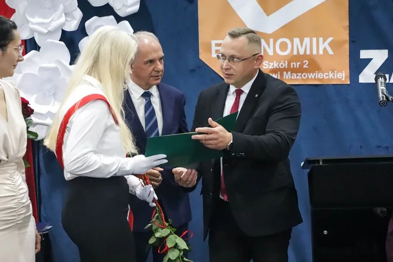 Wakacje czas start! Uroczyste zakończenie roku szkolnego w ostrowskim "Ekonomiku" (zdjęcia)